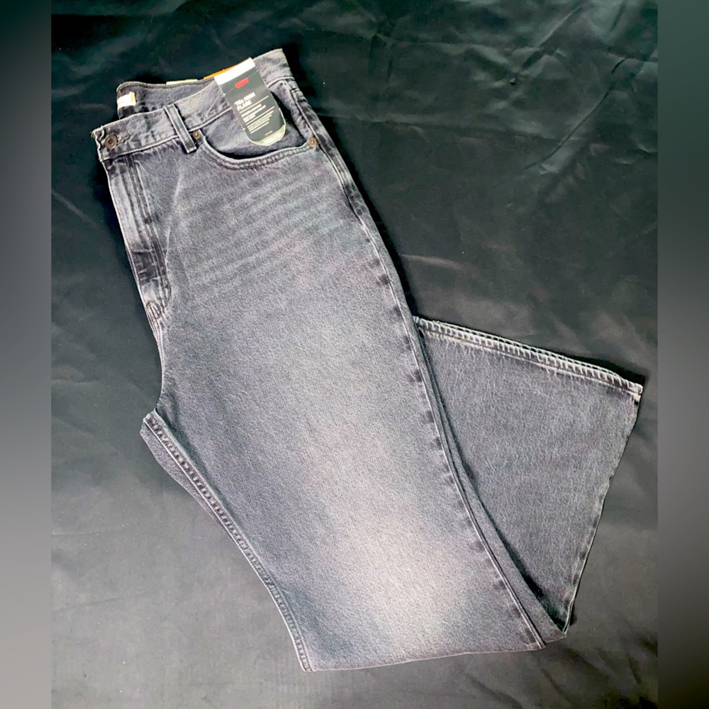 Levi 70’s Flare Brand New
Size 34x30
Blackish / Gray wash